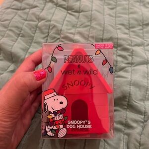 Snoopy dog house makeup sponge case new in box